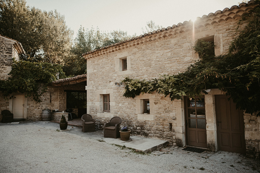 Préparation de la mariée en Provence pour un mariage de destination