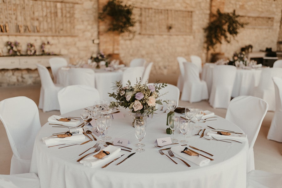 Décoration de mariage pour un dîner en Provence sous les oliviers