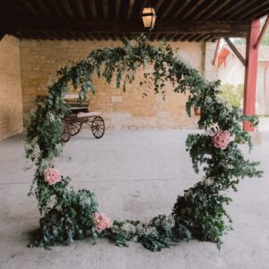 Arche Ronde Fleurie Pour Une Cérémonie De Mariage