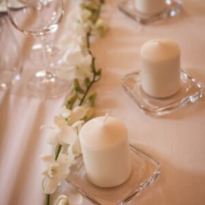 Chemin De Table Avec Baby Orchidée Et Bougies Blanches