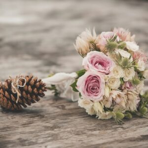 Bouquet De Mariée Avec Alliances Sur Pomme De Pin