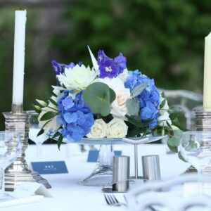 Centre De Table Bleu Pourpre Et Blanc Avec Bougies Pour Mariage