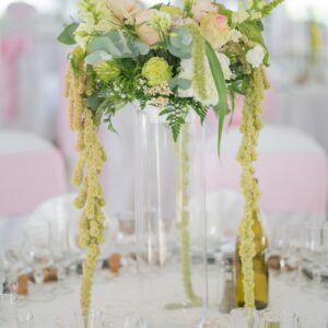 Centre De Table Avec Vase Haut Et Fleurs Rose Blanc Et Vert