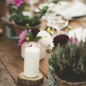 Bougie Sur Table Avec Petits Bouquets Fleuri Romantique Et Bohème