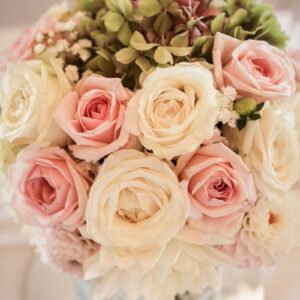 Bouquet De Centre De Table Avec Roses Blanches Et Roses