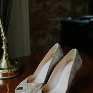 Chaussures de mariée blanches et pailletées