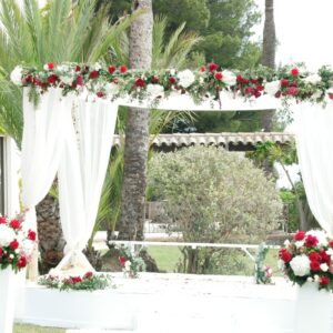 Houppa Décorée De Fleurs Rouge Et Blanche Pour Cérémonie Religieuse Indienne