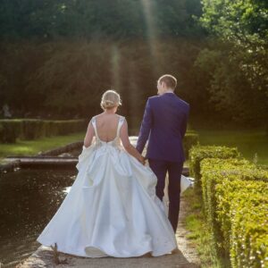 Couple De Mariés Français Dans Un Château