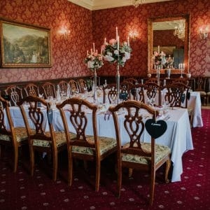 Dîner de mariage avec centres de table hauts