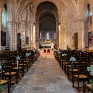 Eglise Pour Cérémonie De Mariage Avec Bouquets De Fleurs Blanches