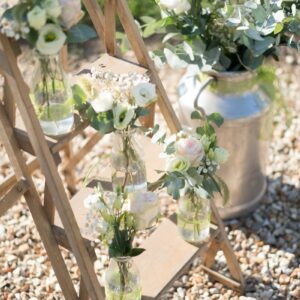 Fleurs Blanches Dans Pot De Lait Pour Décoration De Mariage