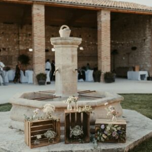 Jolie Fontaine Fleurie Lors D'un Mariage En Provence