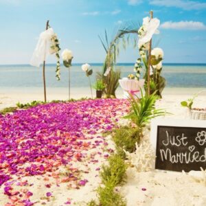 Cérémonie De Mariage Sur La Plage Avec Fleurs