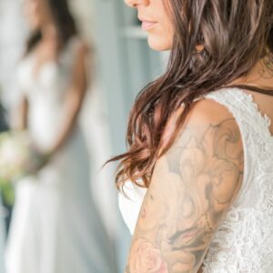 Mariée Avec Tatouage Sur Le Bras