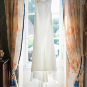 Robe De Mariée Avec Dos Brillant Dans Un Château En Normandie