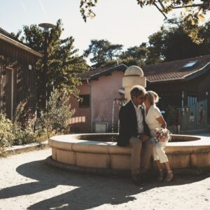 Couple De Jeunes Mariés Lors D'un Mariage Au Cap Ferret