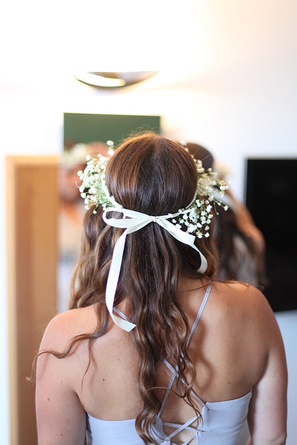 Couronne de fleurs en gypsophile pour une demoiselle d'honneur