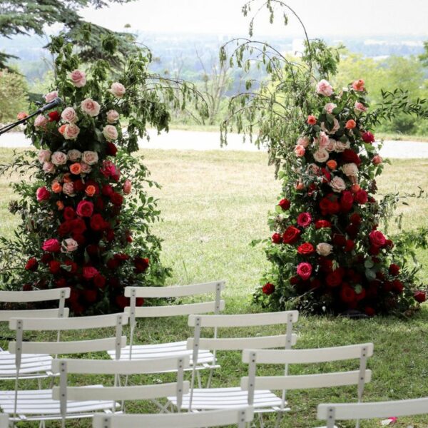 Arche De Cérémonie De Mariage Avec Roses Rouges Et Roses