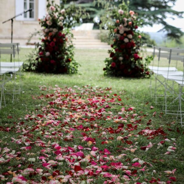 Cérémonie Symbolique De Mariage Avec Des Roses Rouges Et Roses, Très Romantique