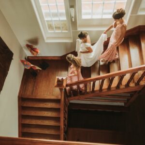 Arrivée de la mariée dans les escaliers de la Villa Tosca