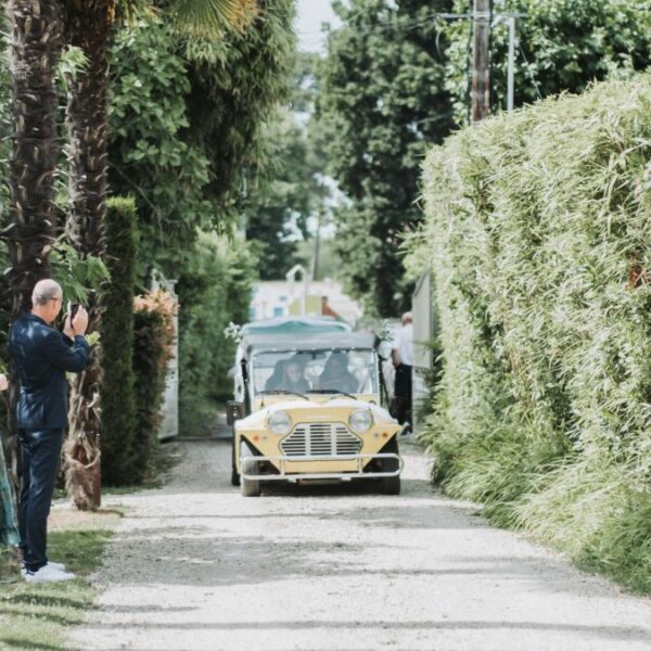 Arrivée De La Mariée En Méhari Pour La Cérémonie Symbolique