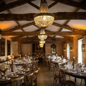 Belle salle de dîner pour un mariage au Château de Garde
