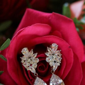 Boucles d'oreilles de mariage en diamant, entreposées dans une rose