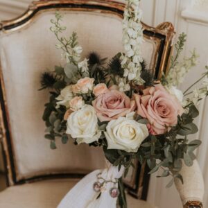 Bouquet de mariée avec roses blanches et roses
