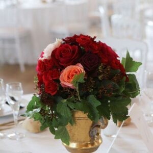 Centre de table rose et rouge, romantique, dans vase doré