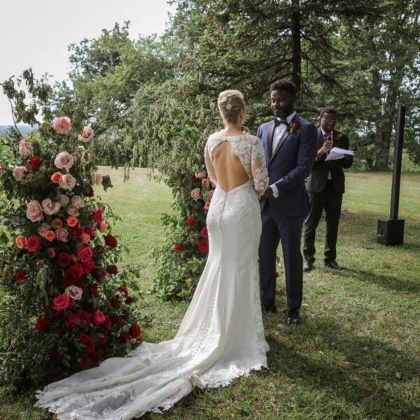 Cérémonie Symbolique Et échange De Voeux Pour Un Mariage De Destination à Bordeaux