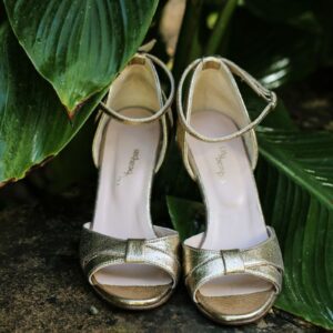 Chaussures dorées de la mariée