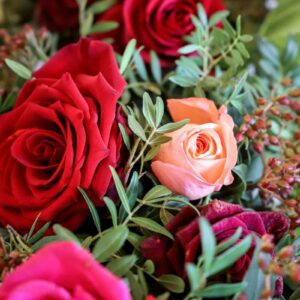 Composition florale de mariage rouge et rose