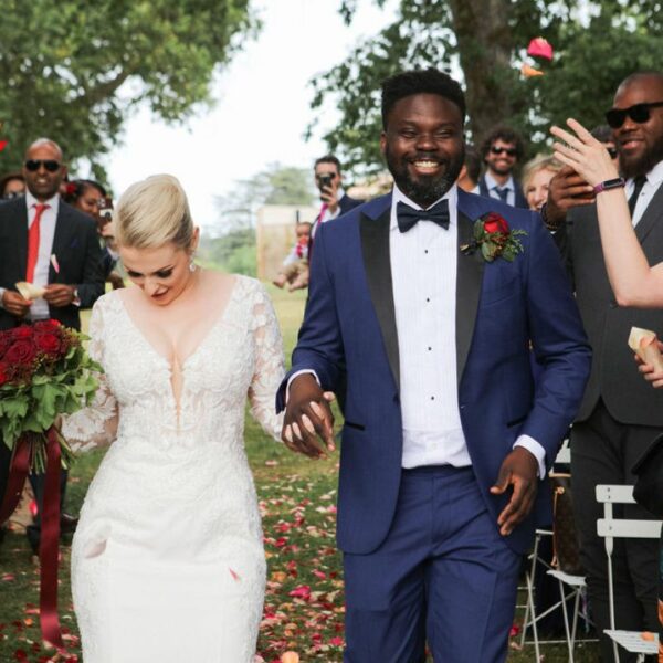 Couple Heureux à La Sortie De La Cérémonie De Mariage