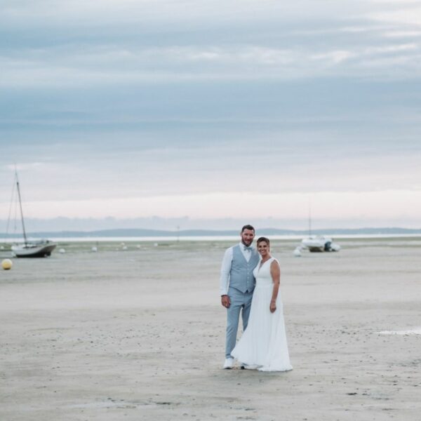 Couple Sur La Plage Du Bassin D'Arcachon Pour Leur Mariage