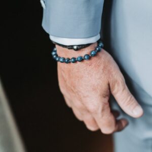 Détail bracelet de perles pour le marié