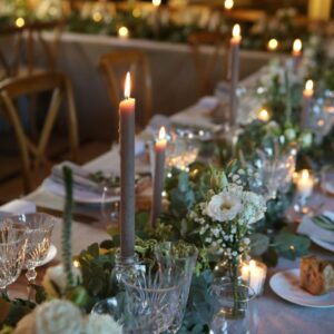 Dîner romantique à la lueur des bougies pour un mariage