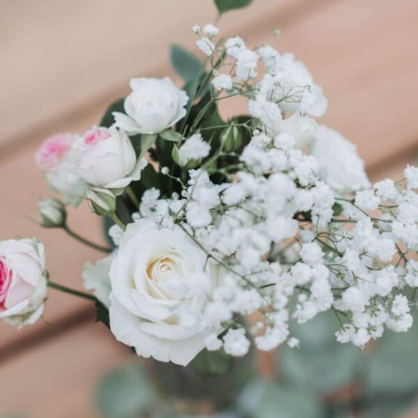 Bouquet De Gypsophile Et Roses Pour Cérémonie De Mariage