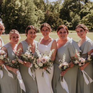 Bridesmaids habillées de couleur émeraude