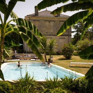 Matin De Mariage Détendu Dans La Piscine