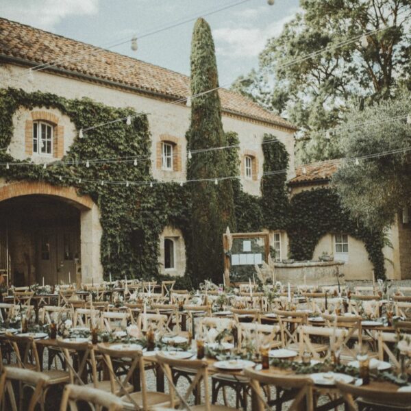 Dîner De Mariage Extérieur, Sous Les étoiles Avec Tables Et Chaises En Bois