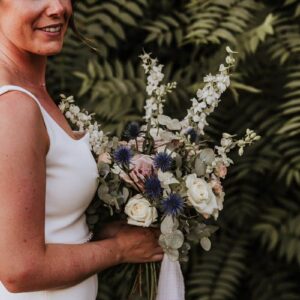 Superbe Mariée Avec Son Bouquet Sauvage Et Déstructuré