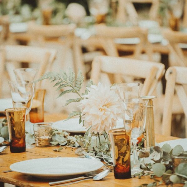 Décoration De Mariage Avec Vases Ambrés, Fleurs Sauvages, Guirlande D'eucalyptus