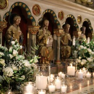 Temps de prière et hommage en bougies pendant la cérémonie religieuse