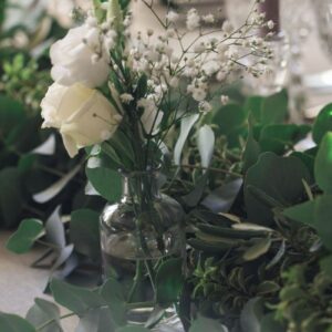 Vase et décoration végétale pour un mariage élégant