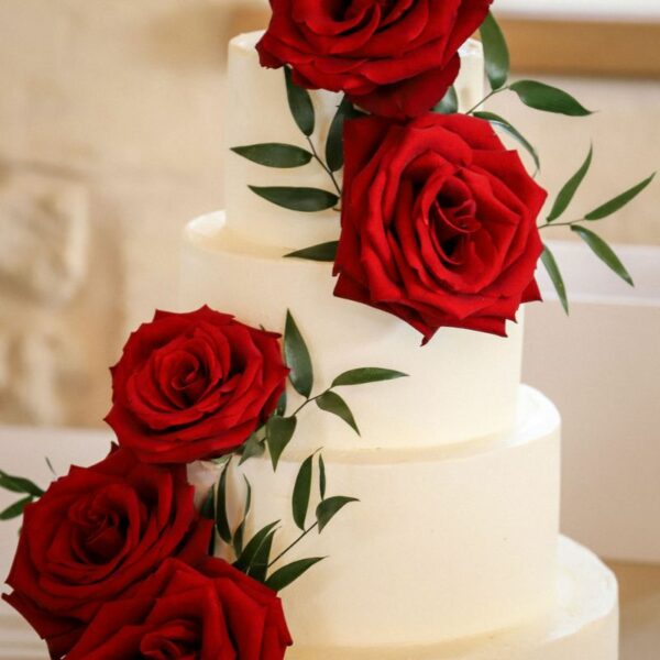 Wedding Cake Blanc Avec Roses Rouges Pour Un Mariage Sophistiqué