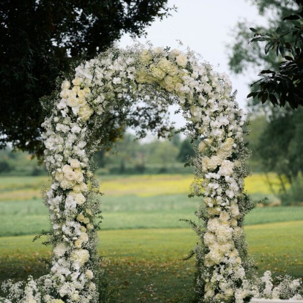 Arche Fleurie Pour Cérémonie De Mariage Tout En Blanc Et Vert