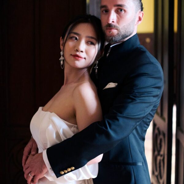 Couple Franco-chinois Posant Le Jour De Leur Mariage