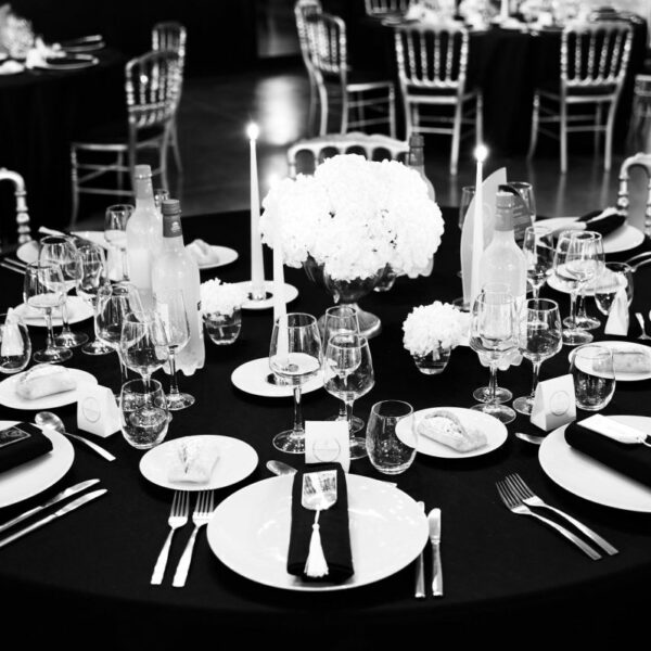 Dîner De Mariage Avec Centre De Table En Hortensia Blanc