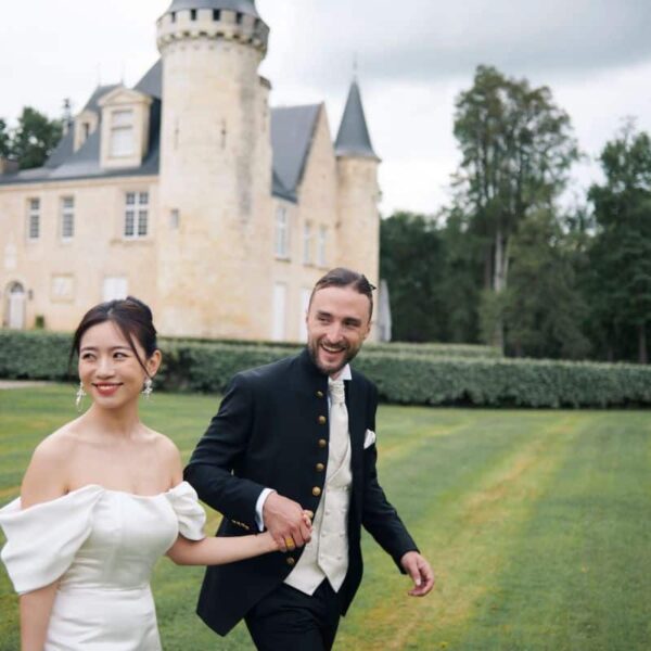 Couple De Marié Heureux Au Château D'Agassac