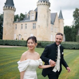 Couple De Marié Heureux Au Château D'Agassac